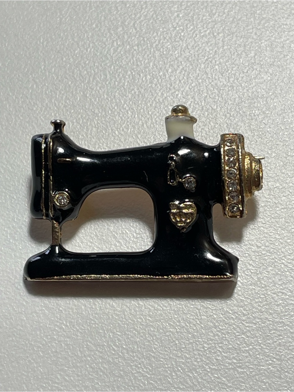 Vintage Gold Tone Enamel Small Sewing Machine Crown Pin #7618